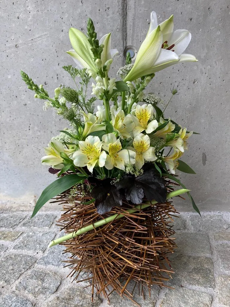 Elegantes Blumengesteck in speziellem Gefäss