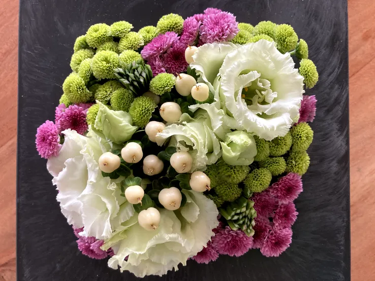 Festliche Blumendekoration für besonderen Anlass