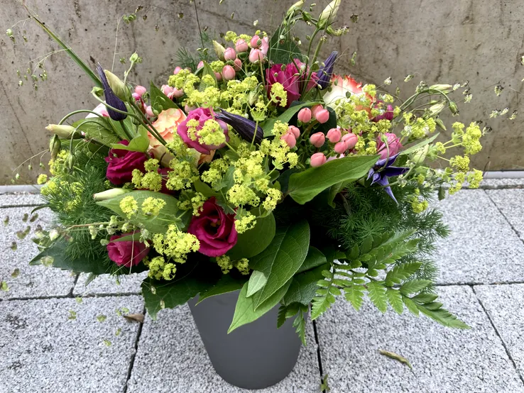 Natürliches Arrangement mit Wildblumen