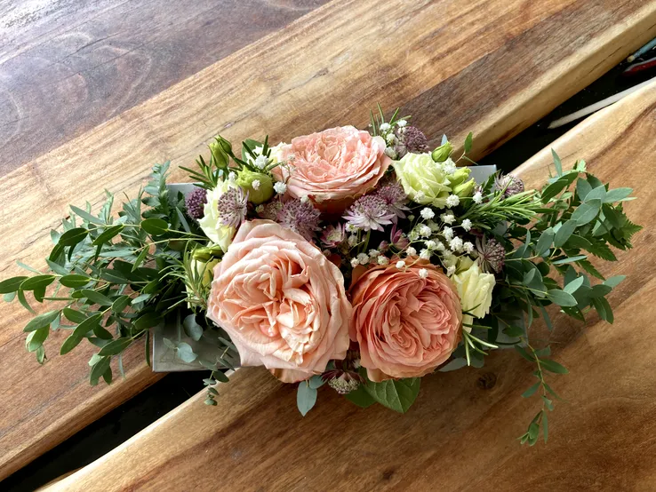Modernes Blumendesign mit exotischen Blüten