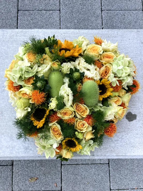 Saisonales Gesteck mit Herbstblumen
