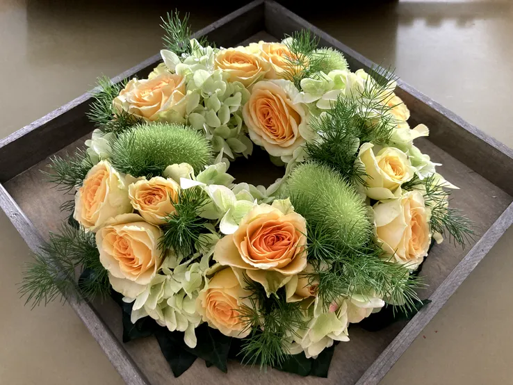 Farbenfroher Blumenkranz aus Naturmaterialien