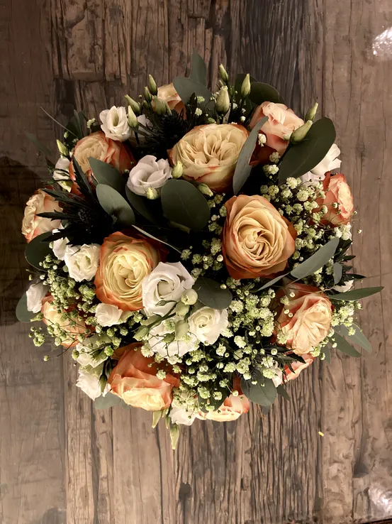 Elegantes Blumenarrangement für Zuhause