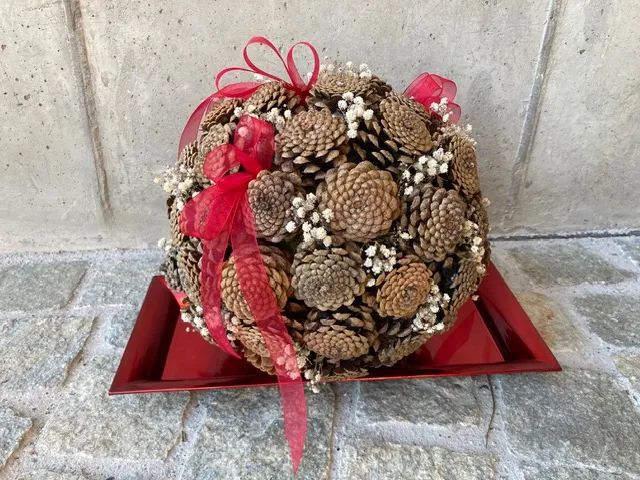 Purpurrotes Arrangement mit Dahlien