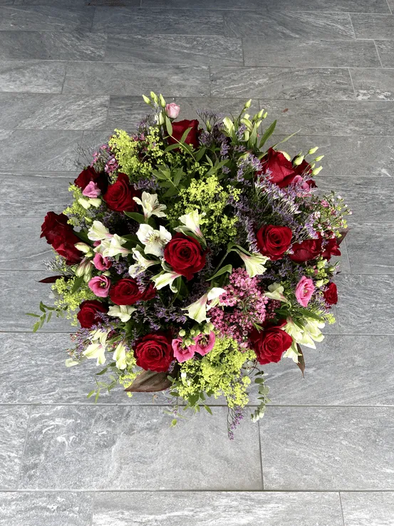 Natürliches Gesteck mit Eukalyptus und Rosen