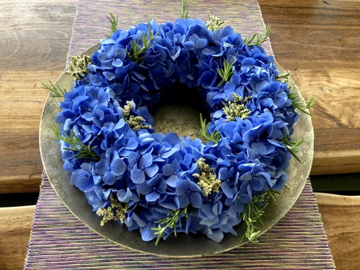 Blumenarrangement in handgefertigter Schale