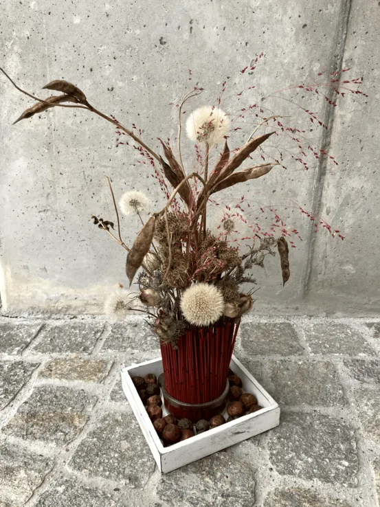 Winterliches Gesteck mit Amaryllis