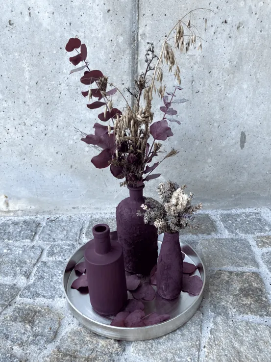 Kunstvolle Blumendekoration mit Ranunkeln
