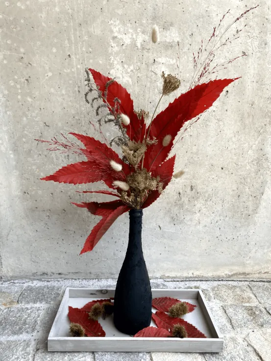 Blumengesteck mit Strukturpflanzen