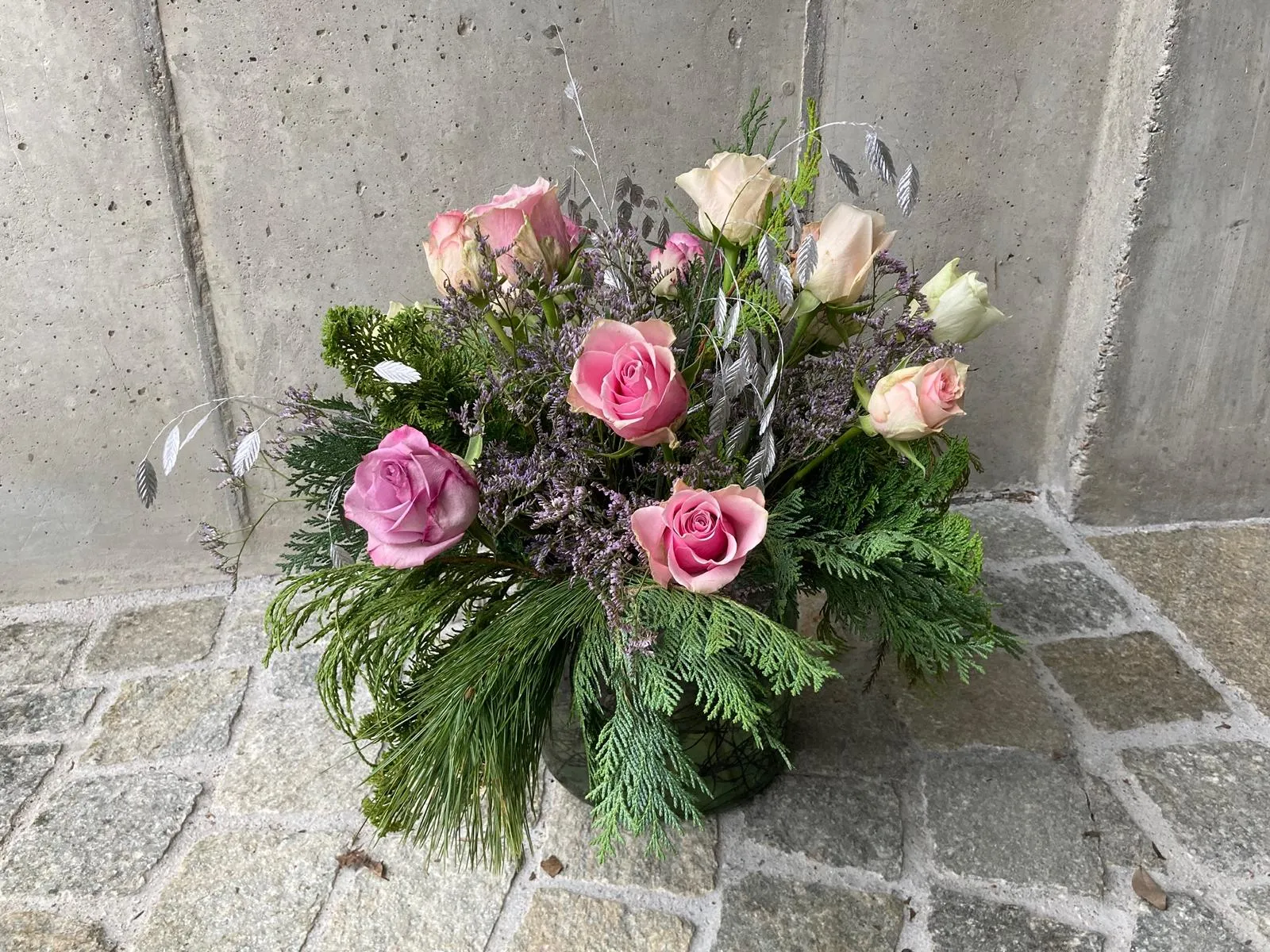 Elegantes Gesteck für festliche Tafel
