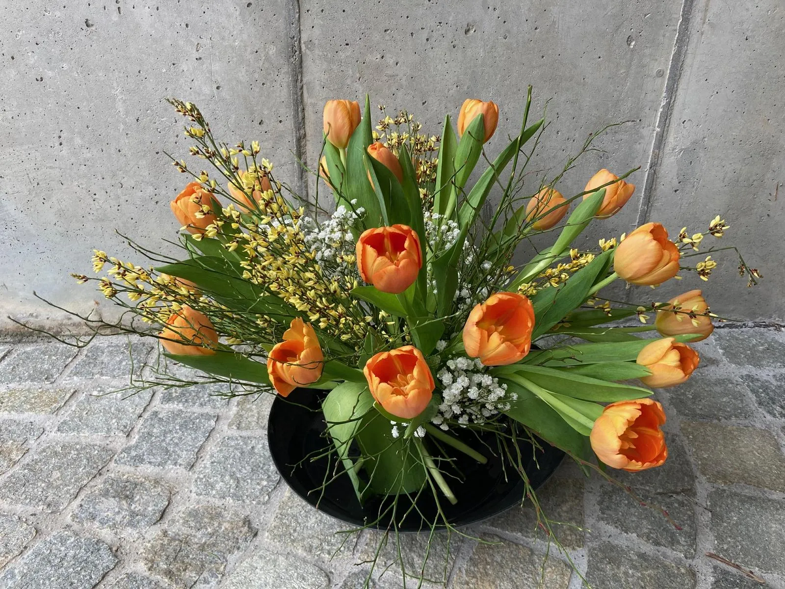 Blumenarrangement mit mediterranem Flair