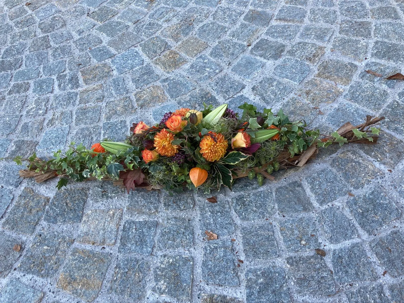 Frisches Gesteck mit Frühlingsblumen