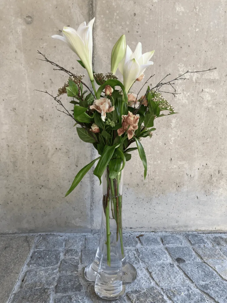 Kreative Komposition mit Trockenblumen