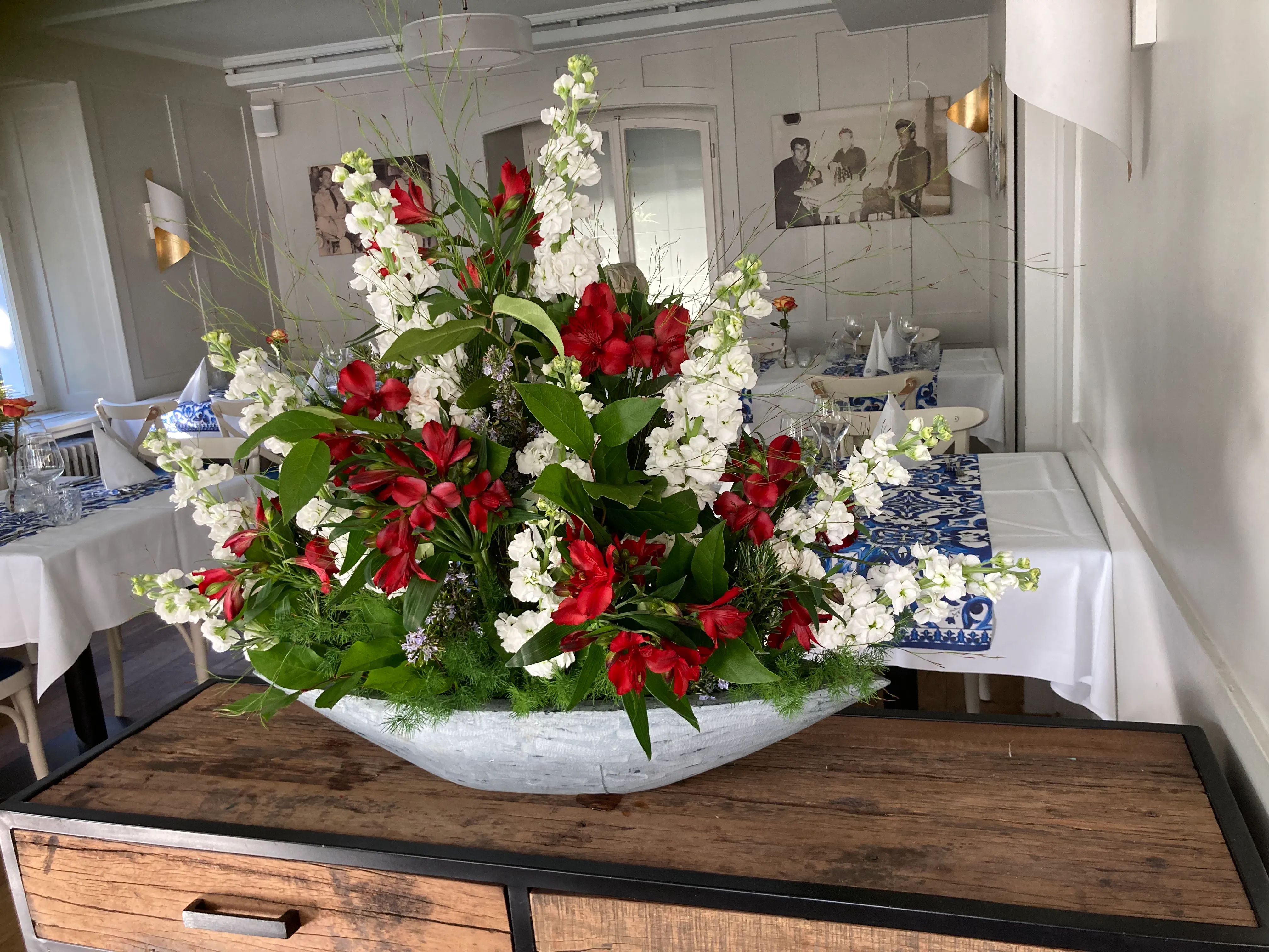 Regelmässiger Blumenschmuck für Geschäftsräume